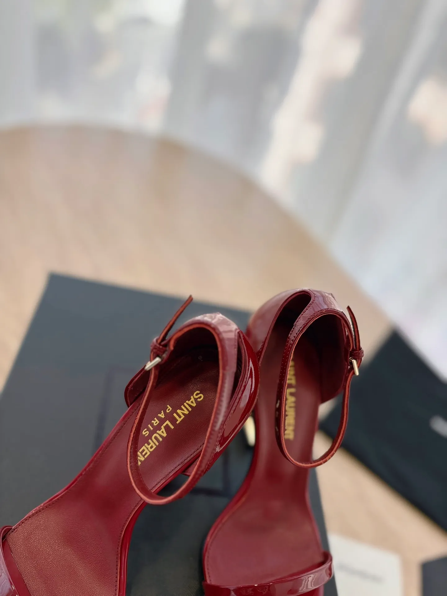 👟👟Ex-factory price 580👟👟 High version "SAINT LAUREN*" Saint Laurent YSL classic high-heeled shoes and sandals. Only YSL understands women's hearts best and does not accept refutation. It is a super invincible feminine artifact and a must-have for women (z-product full-body customization, own molded hardware accessories, perfect consistency). Compare the differences between pictures and products on the market ✔ Upper: Customized imported calf patent leather ✔Inner lining: imported 🐑 sheepskin ✔Sole: imported genuine leather outsole ✔Heel height: 10.5cm ✔Number of yards: 35-39 (40 can be customized and non-returnable) (Full set of packaging)